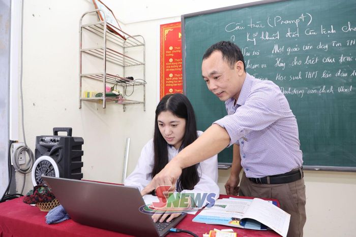 Học sinh Trường THPT Mộc Lỵ thực hành sử dụng AI dưới sự hướng dẫn của giáo viên.