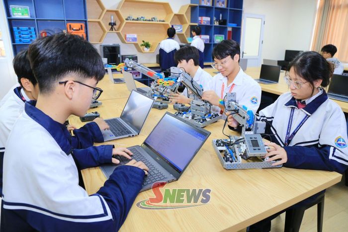 Học sinh Trường THPT Chuyên Sơn La sử dụng AI hỗ trợ lập trình Robot.