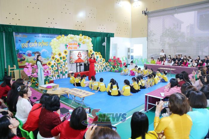 Giáo viên Trường Mầm non Ngôi Sao, phường Tô Hiệu sử dụng AI trong hoạt động giáo dục trẻ mầm non.