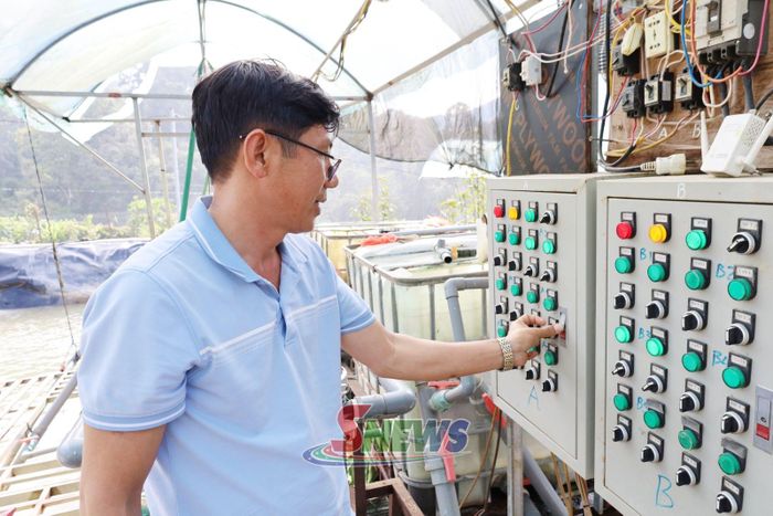Hệ thống tưới, bón phân nhỏ giọt được điều chỉnh bằng máy móc của HTX Rau, hoa công nghệ cao Ngọc Chiến. Ảnh: PV