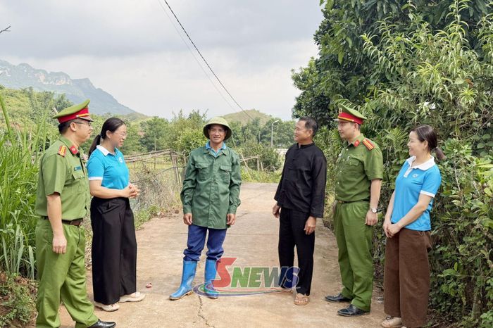 Thành viên mô hình “Cảm hóa, giáo dục, giúp đỡ người lầm lỡ hòa nhập cộng đồng” xã Chiềng Sơn trao đổi kinh nghiệm hoạt động.