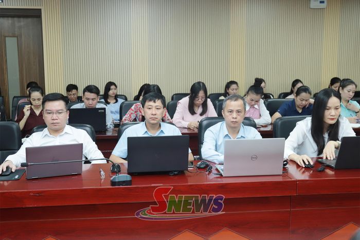 Các đại biểu dự hội nghị.