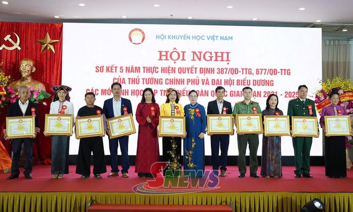 Đại diện các mô hình học tập tiêu biểu của tỉnh Sơn La nhận Bằng khen của Trung ương Hội Khuyến học Việt Nam.