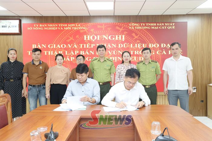 Lãnh đạo Sở Nông nghiệp và Môi trường, Công ty TNHH Sản xuất và Thương mại Cát Quế ký kết biên bản bàn giao.