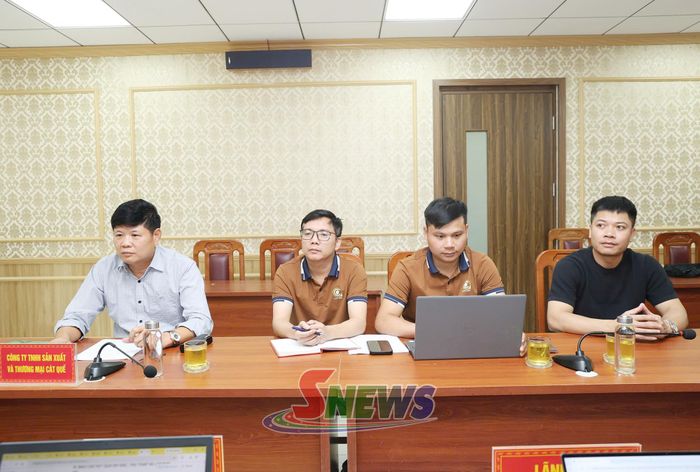 Các đại biểu Công ty TNHH Sản xuất và Thương mại Cát Quế dự hội nghị bàn giao.