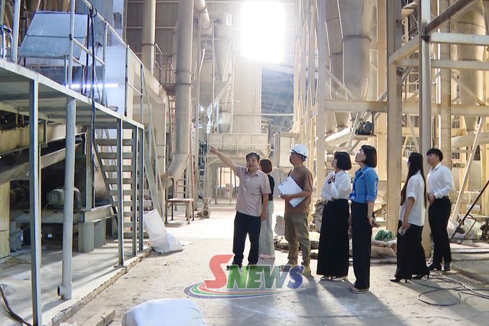 Đoàn kiểm tra của Sở Nội vụ kiểm tra thực tế tại phân xưởng.