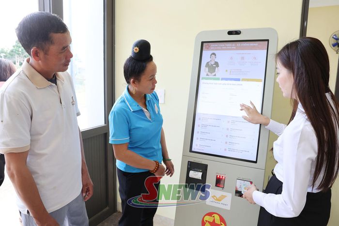 Cán bộ Bưu điện tỉnh hướng dẫn người dân sử dụng kiosk tại bản Mé, xã Chiềng Mung.