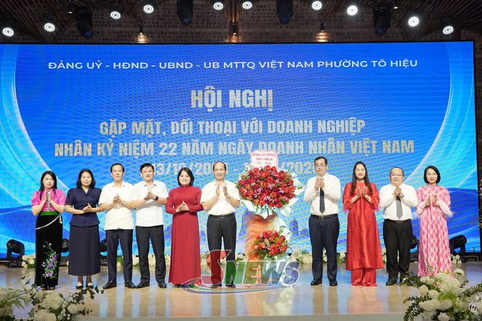Hiệp hội Doanh nghiệp tỉnh và Hiệp hội Du lịch tỉnh tặng hoa chúc mừng phường Tô Hiệu và Chi hội Doanh nghiệp khu vực 1.