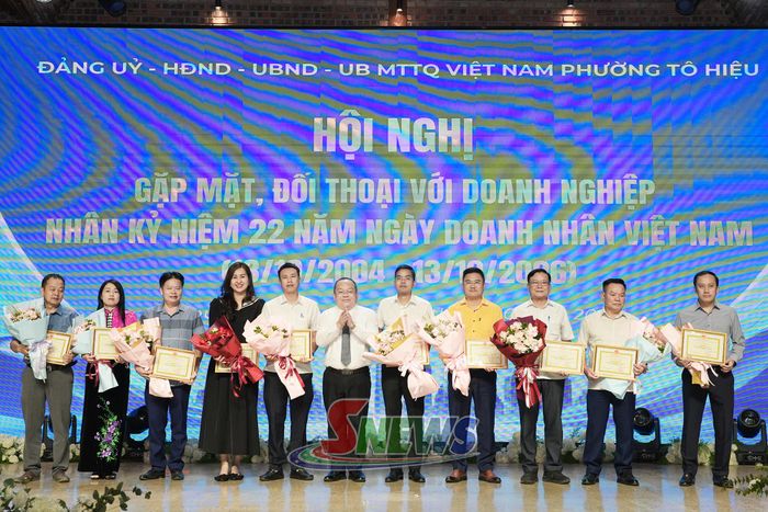 Chủ tịch UBND phường Tô Hiệu tặng giấy khen các cá nhân có thành tích tiêu biểu.