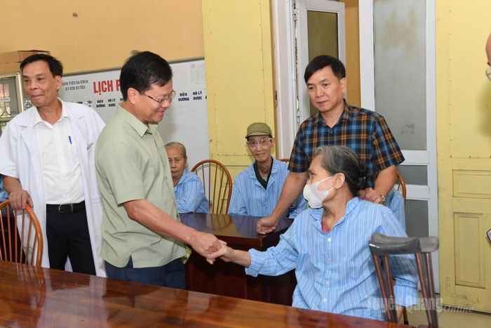 Đồng chí Trưởng ban Tổ chức Tỉnh ủy Trần Quang Minh thăm hỏi, động viên bệnh nhân đang điều trị tại Bệnh viện Đa khoa khu vực Kim Xuyên.