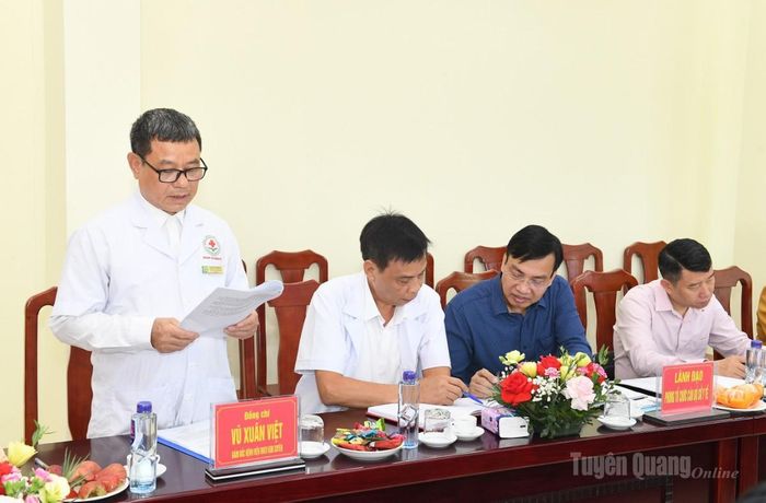 Lãnh đạo Bệnh viện Đa khoa khu vực Kim Xuyên báo cáo kết quả thực hiện nhiệm vụ tại đơn vị.