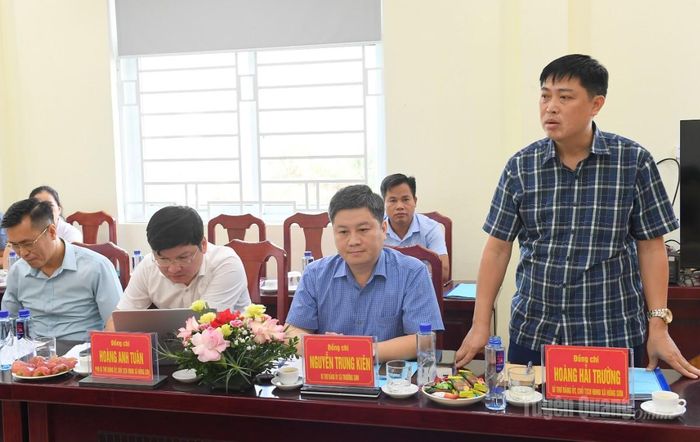 Lãnh đạo xã Hồng Sơn phát biểu tại buổi làm việc.
