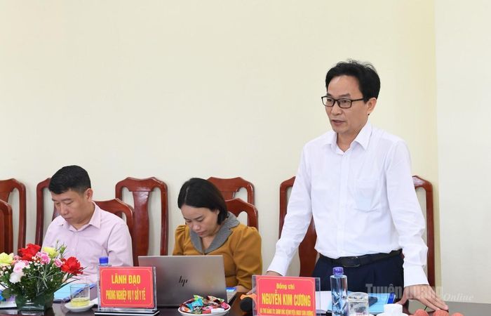 Lãnh đạo Bệnh viện Đa khoa khu vực Sơn Dương thảo luận các giải pháp nâng cao chất lượng khám chữa bệnh ban đầu phục vụ nhân dân.