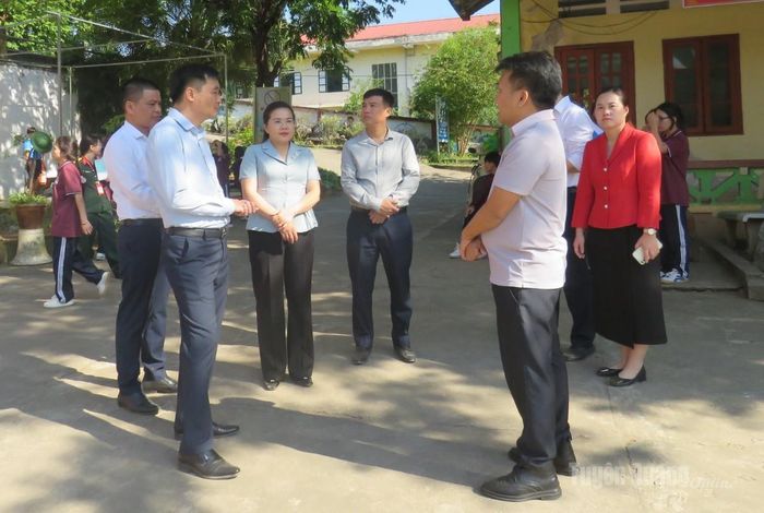 Đồng chí Phó Chủ tịch UBND tỉnh trao đổi, nắm bắt tình hoạt động tại Trường Phổ thông Dân tộc nội trú THCS và THPT Xín Mần, xã Pà Vầy Sủ.