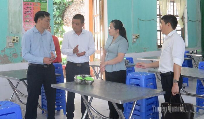 Đồng chí Phó Chủ tịch UBND Đỗ Anh Tuấn kiểm tra bếp ăn tại Trường Tiểu học và THCS Cốc Pài, xã Pà Vầy Sủ.
