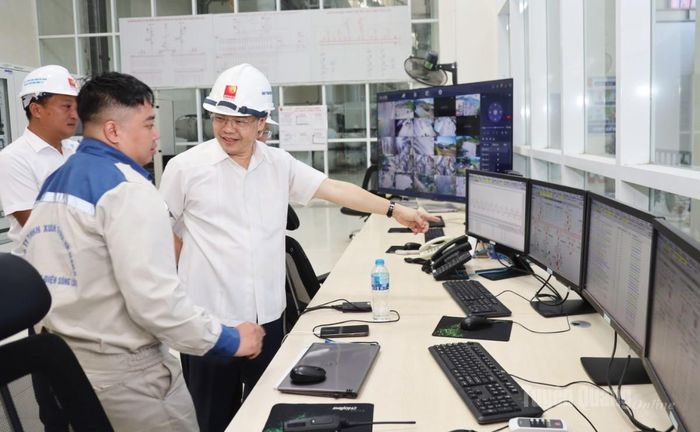 Đồng chí Nguyễn Văn Sơn kiểm tra việc vận hành tại Nhà Máy Thủy điện Sông Lô 6 thuộc Công ty TNHH Xuân Thiện Hà Giang.