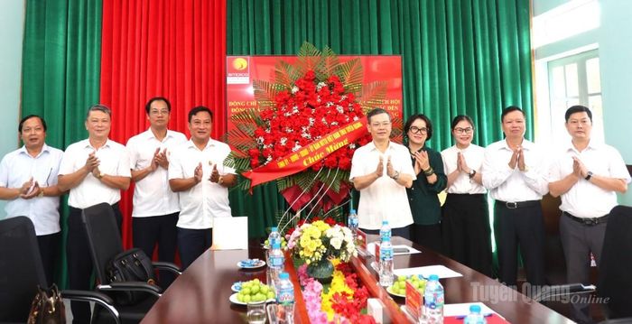 Phó Bí thư Tỉnh ủy, Chủ tịch HĐND tỉnh Nguyễn Văn Sơn và Đoàn công tác số 2 của tỉnh tặng hoa chúc mừng Công ty TNHH Xuân Thiện Hà Giang nhân Ngày Doanh nhân Việt Nam.