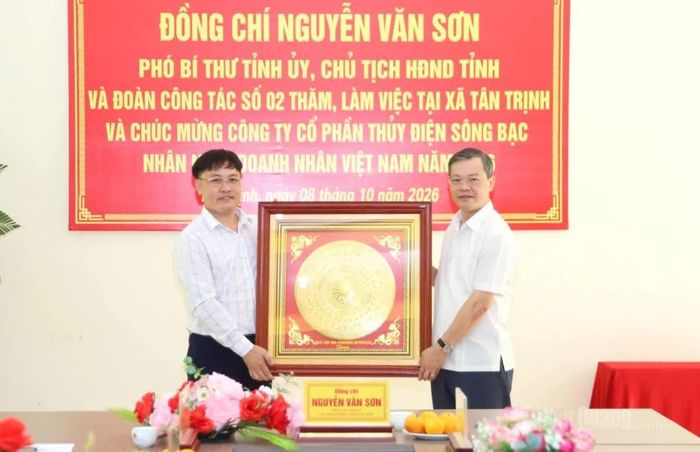 Phó Bí thư Tỉnh ủy, Chủ tịch HĐND tỉnh Nguyễn Văn Sơn trao tặng bức tranh của Tỉnh ủy, HĐND, UBND, Ủy ban MTTQ tỉnh cho Công ty cổ phần Thủy điện Sông Bạc.