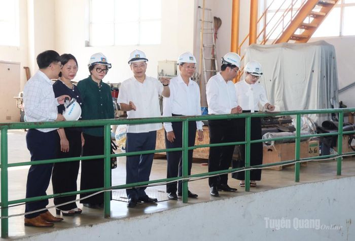 Đồng chí Nguyễn Văn Sơn, Phó Bí thư Tỉnh ủy, Chủ tịch HĐND tỉnh và Đoàn công tác số 2 của tỉnh kiểm tra, khảo sát thực tế việc vận hành Nhà máy Thủy điện Sông Bạc.