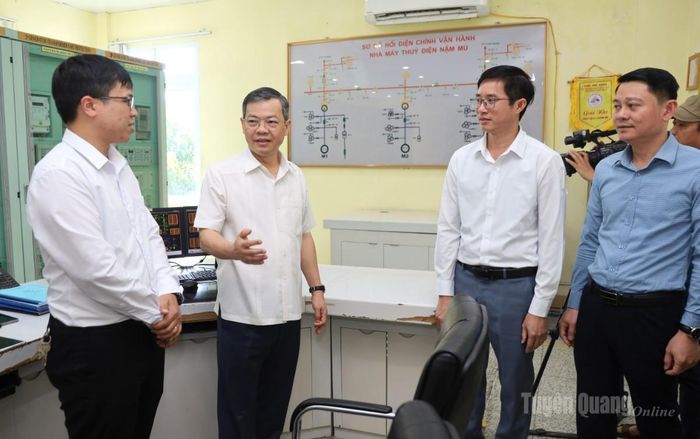 Đồng chí Nguyễn Văn Sơn và Đoàn công tác số 2 thăm, khảo sát việc vận hành tại Nhà máy Thủy điện Nậm Mu.