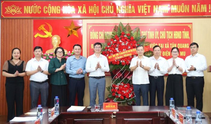 Đồng chí Nguyễn Văn Sơn và Đoàn công tác số 2 tặng hoa chúc mừng Công ty cổ phần Thủy điện Nậm Mu nhân Ngày Doanh nhân Việt Nam.