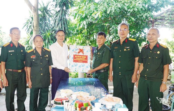 Đồng chí Phó Chủ tịch Thường trực Ủy ban MTTQ Việt Nam tỉnh tặng quà chúc mừng Hiệp hội Doanh nhân Cựu chiến binh tỉnh và các hội viên.