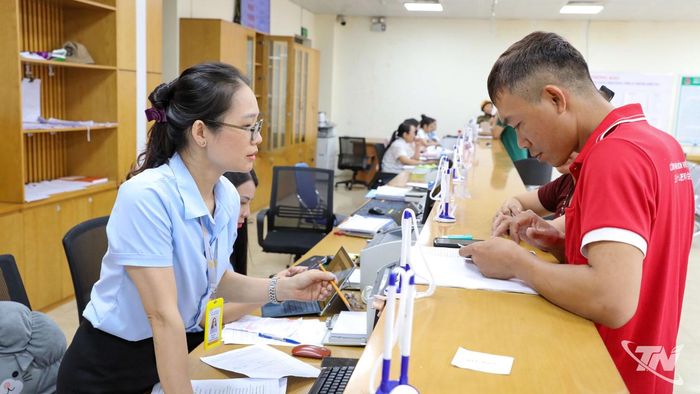 Chỉ số cải cách hành chính (PAR Index) của tỉnh Thái Nguyên đạt 92,54% trong năm 2025, xếp thứ 6/34 tỉnh, thành phố. Trong ảnh: Giải quyết thủ tục hành chính cho người dân tại phường Phan Đình Phùng.