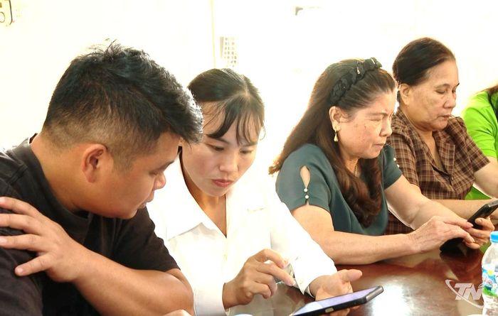Tổ công nghệ số cộng đồng hỗ trợ nhân dân sử dụng dịch vụ số tại xã Tân Khánh.