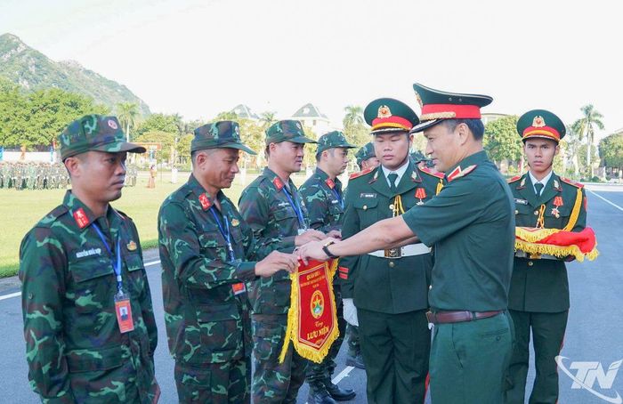 Trao Cờ lưu niệm cho các đội tham gia Hội thao.