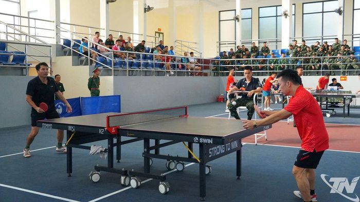 Các vận động viên thi đấu bóng bàn.