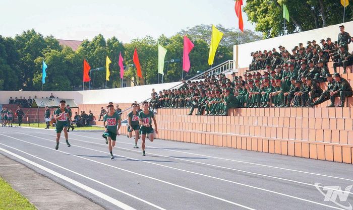 Các vận động viên thi chạy.