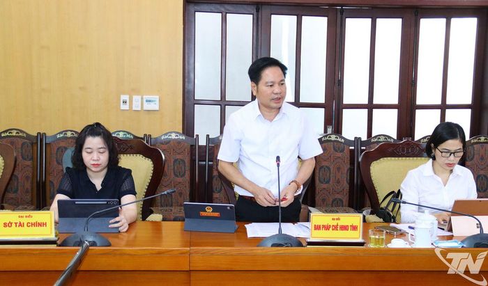 Các đại biểu thảo luận đóng góp ý kiến.