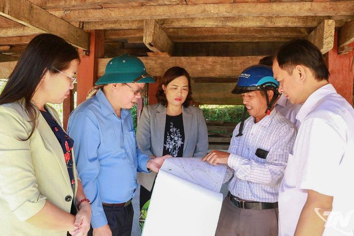 Đoàn công tác khảo sát tại Dự án hỗ trợ đầu tư bảo tồn làng bản, văn hoá truyền thống tiêu biểu của các dân tộc thiểu số tại thôn Ngã Ba.