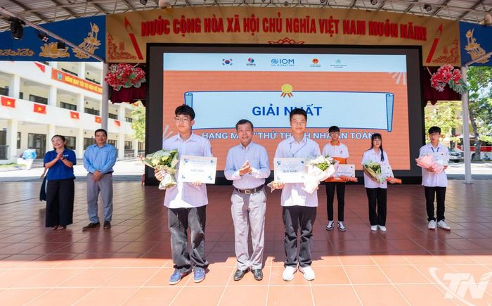 Ban Tổ chức trao giải Nhất, Nhì cho các trường THPT Lương Ngọc Quyến và THPT Gang Thép.