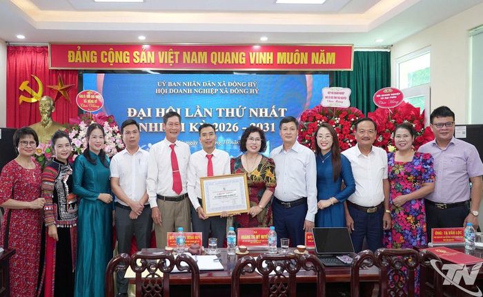 Hội Doanh nghiệp vừa và nhỏ tỉnh Thái Nguyên trao giấy chứng nhận Hội Doanh nghiệp xã Đồng Hỷ là hội viên tập thể.