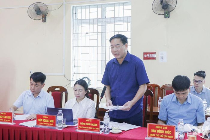 Lãnh đạo xã Yên Thịnh báo cáo công tác giảm nghèo, xóa nhà tạm, nhà dột nát trên địa bàn.