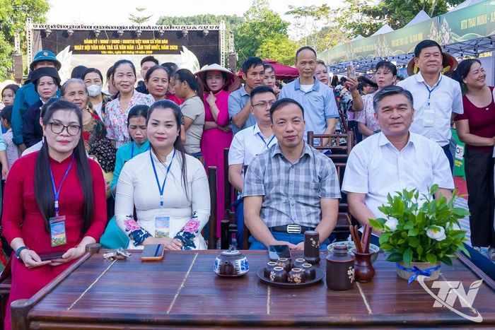 Các đại biểu dự chương trình livestream quảng bá, tiêu thụ chè Văn Hán.