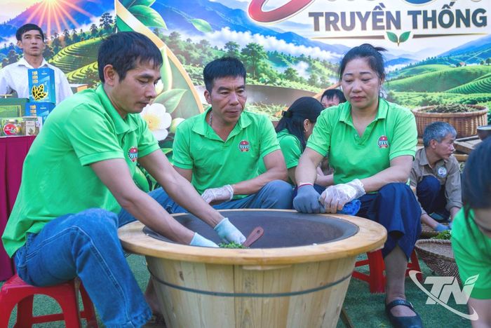 Nghệ nhân sao chè trong “Phiên chợ nông sản Thái Nguyên” tại xã Văn Hán.
