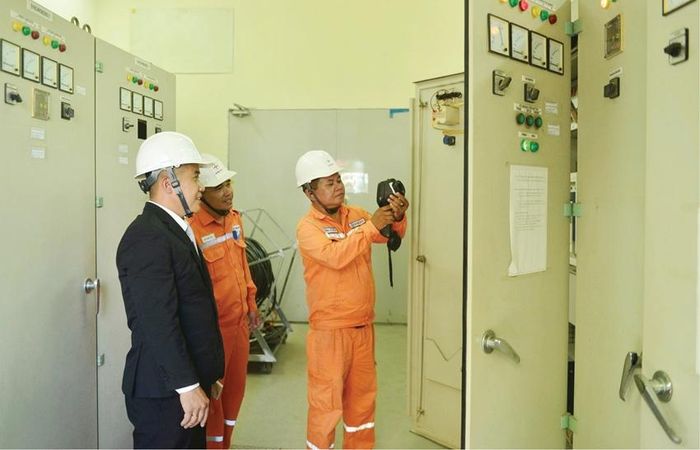  Phối hợp kiểm tra hệ thống điện khách hàng.