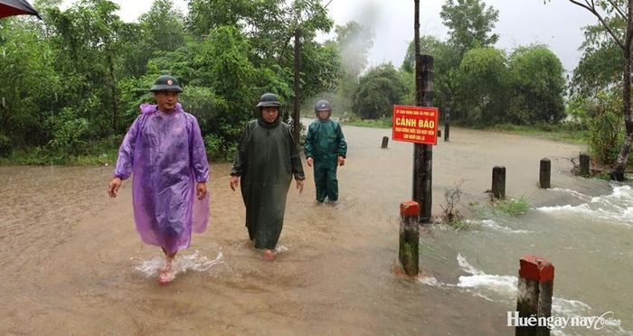 Điểm ngập ở thôn Phước Tượng, xã Phú Lộc trong sáng 8/10. Ảnh: Hữu Phúc