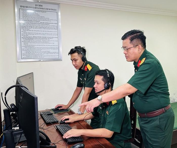 Đại tá Lê Huy Nghĩa, Phó Chỉ huy trưởng kiêm Tham mưu trưởng Bộ Chỉ huy Quân sự thành phố, Chánh Văn phòng Ban Chỉ huy Phòng thủ dân sự thành phố theo dõi thông tin mưa lũ. Ảnh: Phong Anh