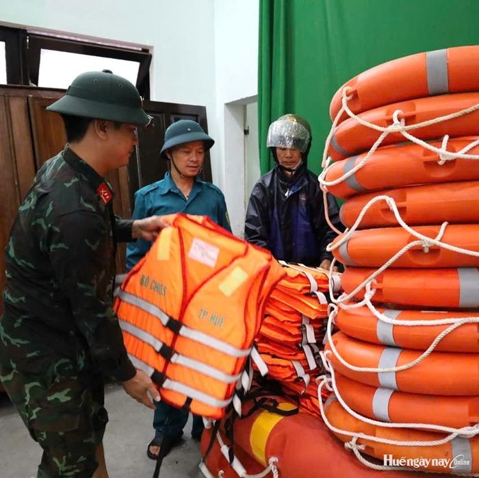 Các phương tiện phục vụ công tác phòng chống bão lũ được trang cấp về các thôn. Ảnh: Hữu Phúc