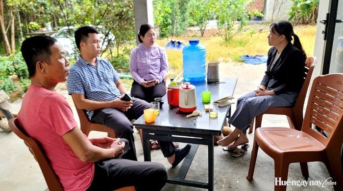 Ngoài hỗ trợ nhà tình nghĩa, anh Đồng Minh Thái (bìa trái) luôn được các hội đoàn thể địa phương trao đổi tạo sinh kế để thoát nghèo.