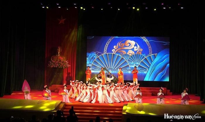 Các tiết mục được dàn dựng công phu, giàu cảm xúc và đậm đà văn hóa Huế.