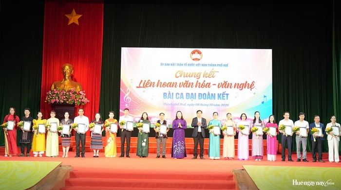 Phó Bí thư Thành ủy, Chủ tịch Ủy ban MTTQ Việt Nam thành phố Nguyễn Chí Tài cùng UVTV Thành ủy, Phó Chủ tịch Thường trực Ủy ban MTTQ Việt Nam thành phố Nguyễn Thị Ái Vân trao giấy chứng nhận và hoa cho các đội dự thi.