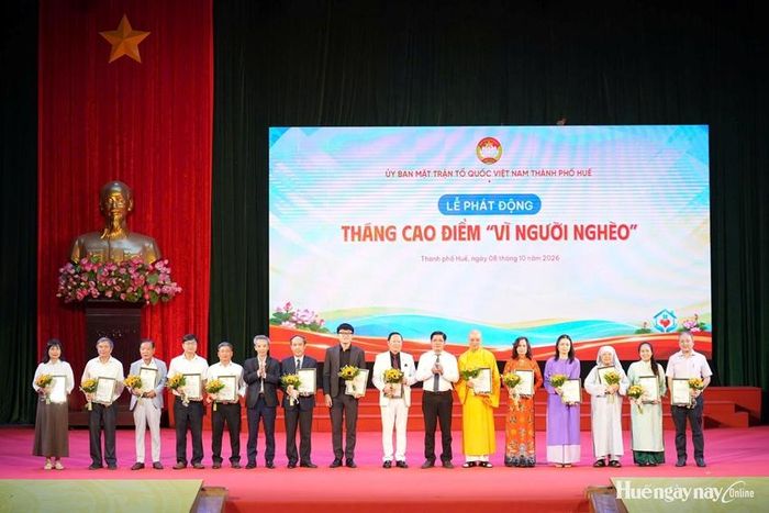  Lãnh đạo thành phố trao chứng nhận và hoa tri ân đến các mạnh thường quân hỗ trợ cho quỹ vì người nghèo thành phố .
