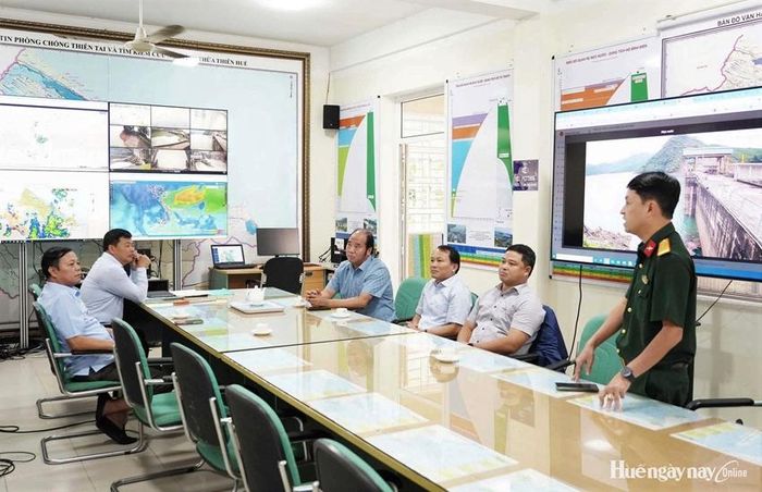  Lãnh đạo thành phố kiểm tra công tác ứng phó mưa lớn, vận hành điều tiết các hồ, đập, hồ thủy điện ngày 8/10.