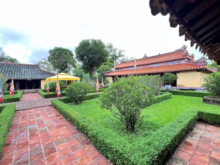Điện Minh Thành và Đông Tây phối điện đã được đầu tư tôn tạo quang rạng.