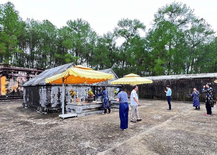 Lăng ngày càng được nhiều du khách tìm về tham quan, chiêm bái. 