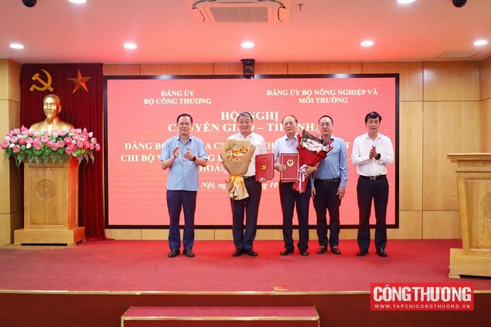 Đảng ủy Bộ Công Thương tiếp nhận Đảng bộ Cục Địa chất và Khoáng sản Việt Nam và Chi bộ Văn phòng Hội đồng đánh giá trữ lượng khoáng sản quốc gia